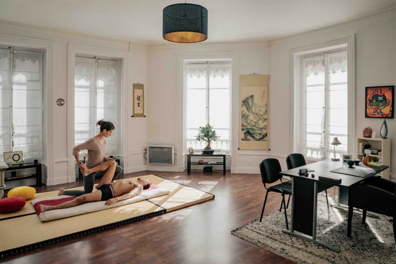 Massage shiatsu en cabinet, geste précis — Keiko Shiatsu, reportage métier ANtO photographe