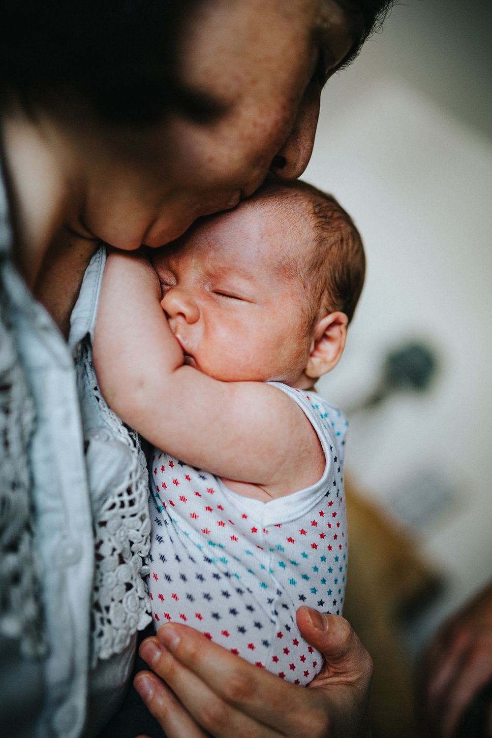 Enfant à la maison, moment de jeu capturé sur le vif — ANtO photographe Auvergne