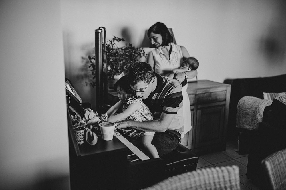 Famille dans son intérieur, instant du quotidien — séance famille ANtO photographe
