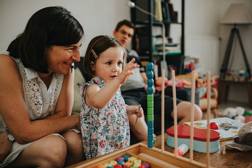 Portrait naturel d'enfant à la maison — séance famille ANtO photographe