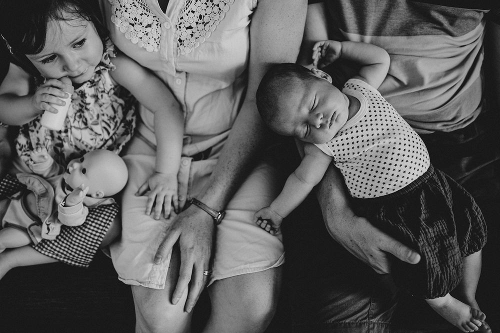 Famille réunie à l'intérieur, moment de vie partagé — ANtO photographe Auvergne