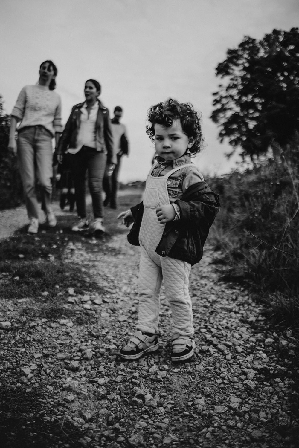 Famille en promenade en extérieur, moment complice — ANtO photographe Auvergne