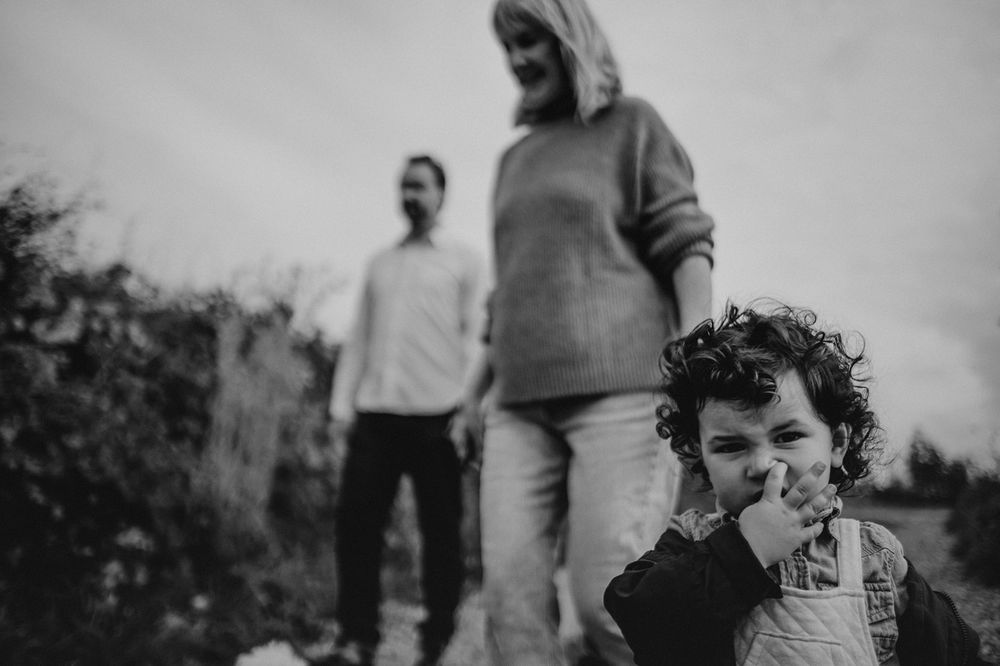 Famille réunie en plein air, instant naturel — séance famille ANtO photographe