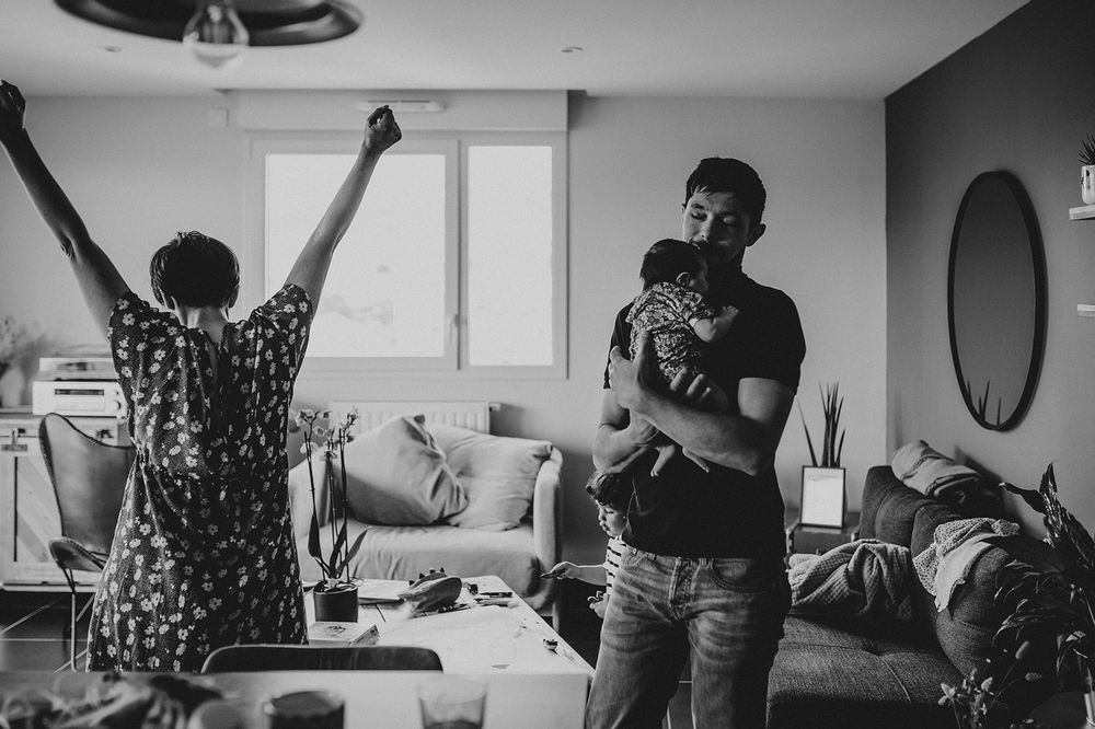 Moment de tendresse en famille, séance naissance à domicile — ANtO photographe Auvergne