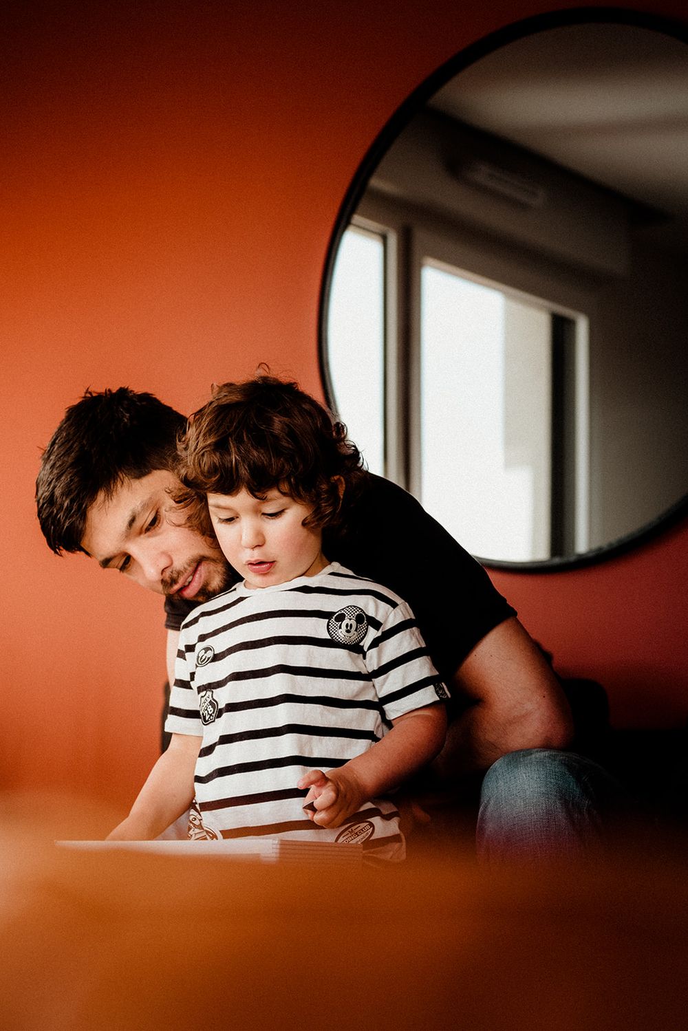 Bébé et son parent, regard complice — séance famille ANtO photographe