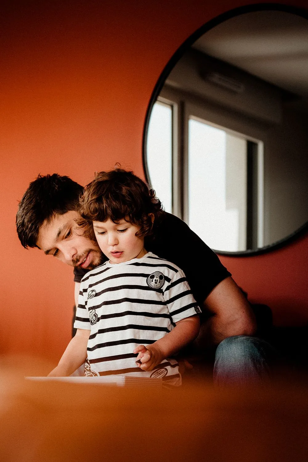 Bébé et son parent, regard complice — séance famille