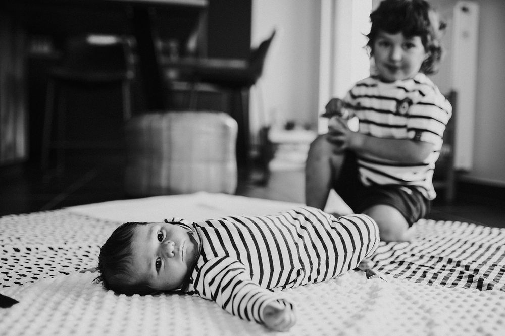 Bébé souriant, moment de vie capturé sur le vif — séance famille ANtO photographe