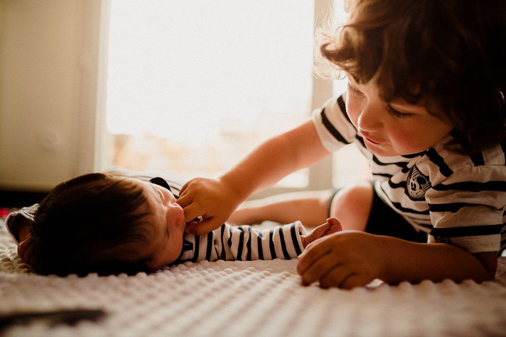 Bébé blotti contre son parent, douceur du quotidien — séance famille ANtO photographe