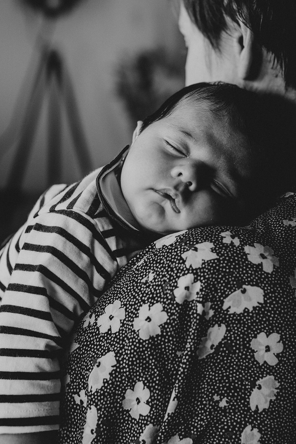 Jeu de regards entre bébé et parent — ANtO photographe Auvergne