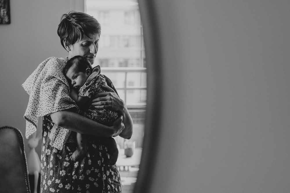 Bébé porté dans les bras, complicité tranquille — ANtO photographe Auvergne