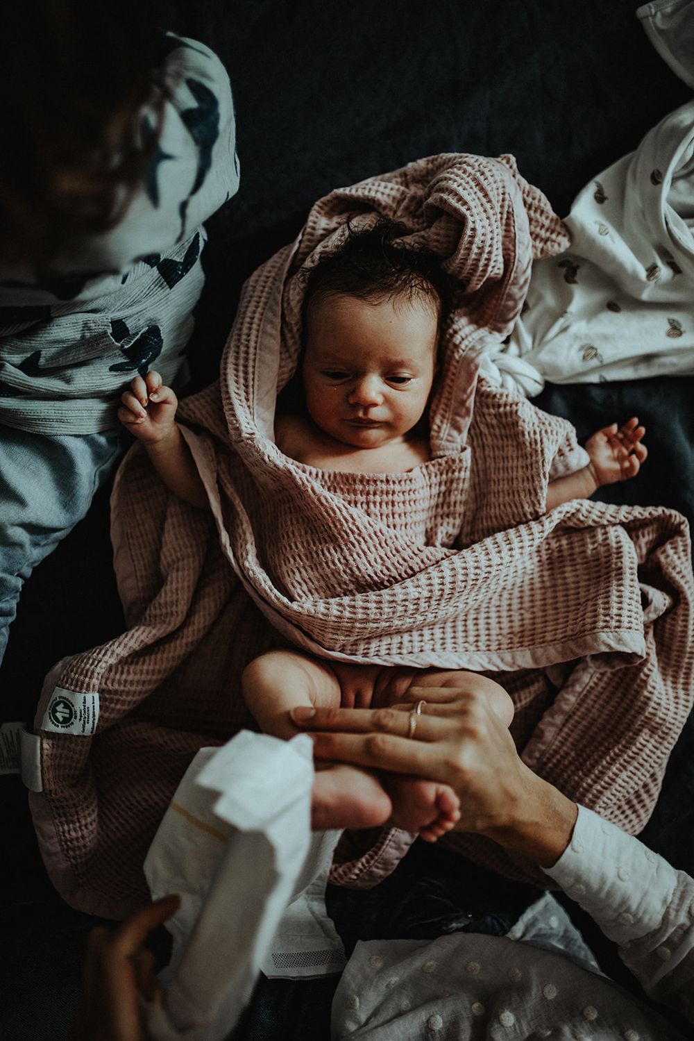 Fratrie et nouveau-né, complicité familiale — ANtO photographe Auvergne