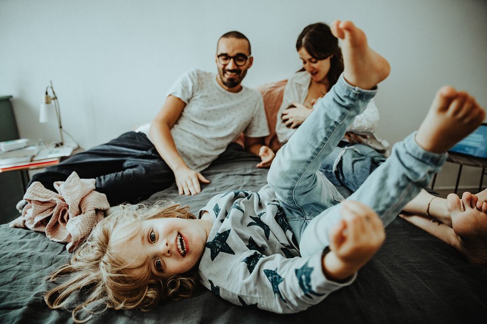 Fratrie réunie autour du nouveau-né — ANtO photographe Auvergne