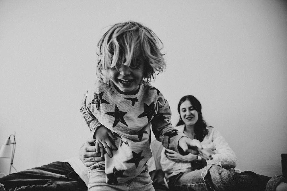 Aîné et nouveau-né, premiers liens photographiés — séance famille ANtO photographe