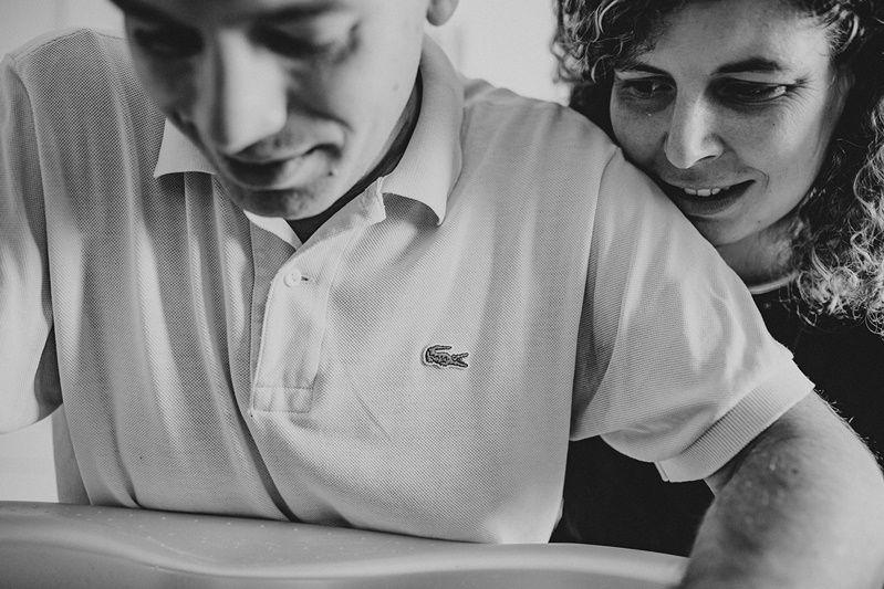 Nouveau-né dans les bras de ses parents, instant suspendu — ANtO photographe Auvergne