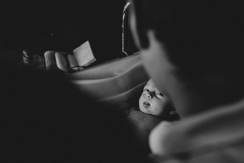 Portrait intime de nouveau-né en lumière naturelle — séance famille ANtO photographe