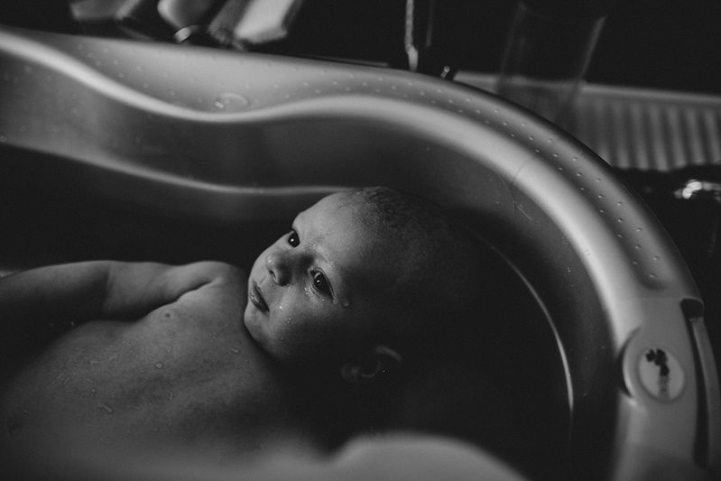 Premiers jours de vie, moment de douceur en famille — ANtO photographe Auvergne