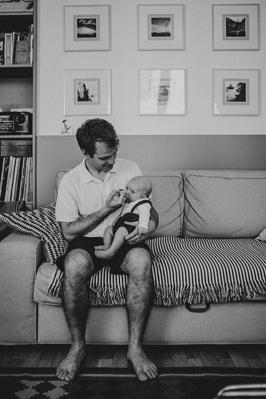 Parent berçant son nouveau-né, tendresse du début de vie — ANtO photographe Auvergne