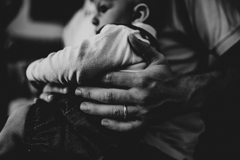 Nouveau-né dans son cocon, premiers instants photographiés — séance famille ANtO photographe