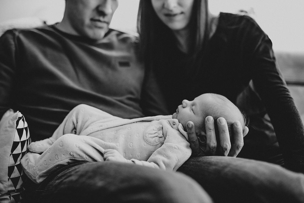 Parent et nouveau-né, regard partagé — ANtO photographe Auvergne
