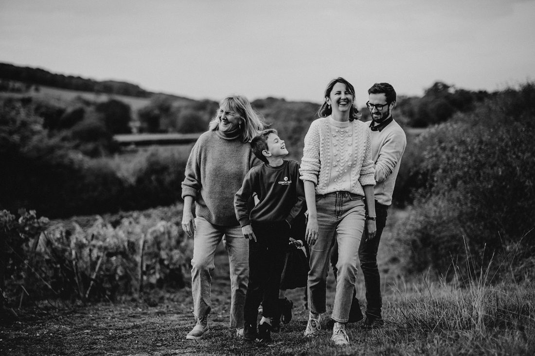 Famille au complet, fou rire en extérieur, trois générations — séance famille ANtO photographe Auvergne