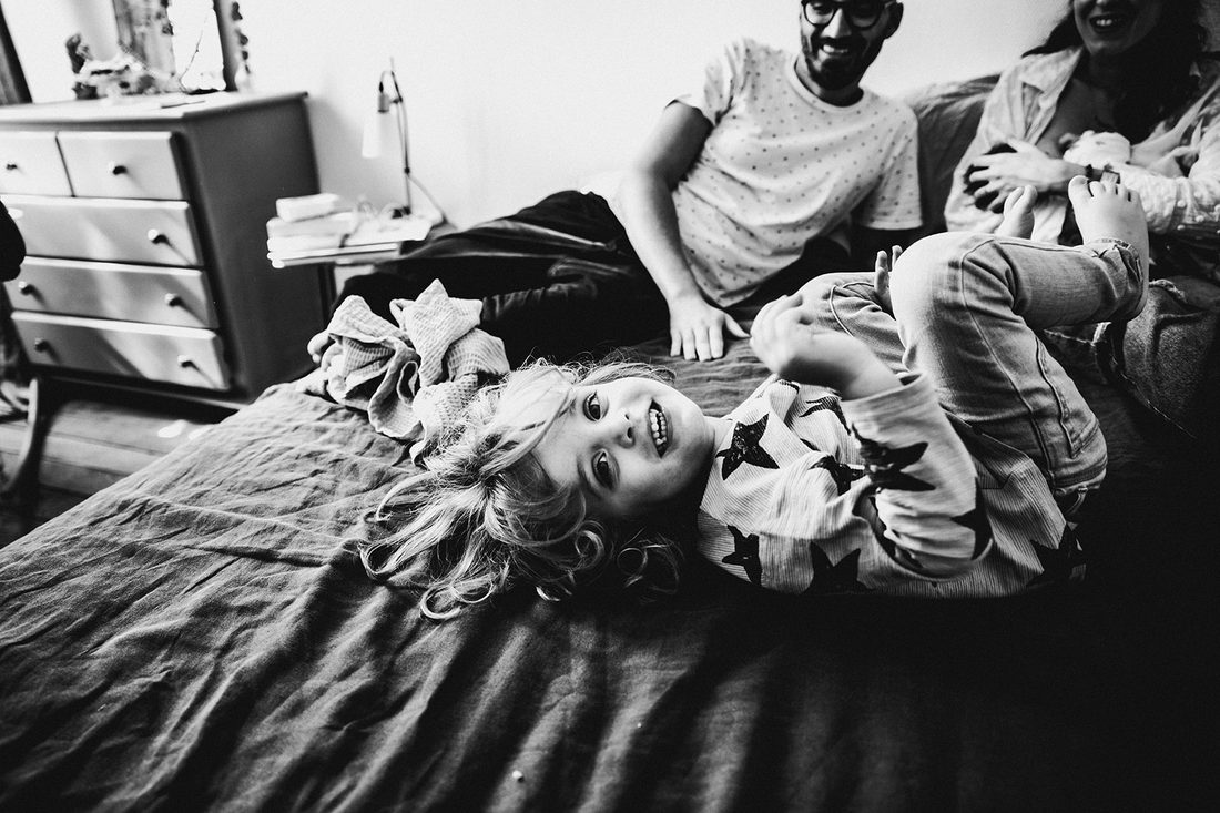 Famille au complet, fous rires sur le lit — séance famille ANtO photographe Auvergne