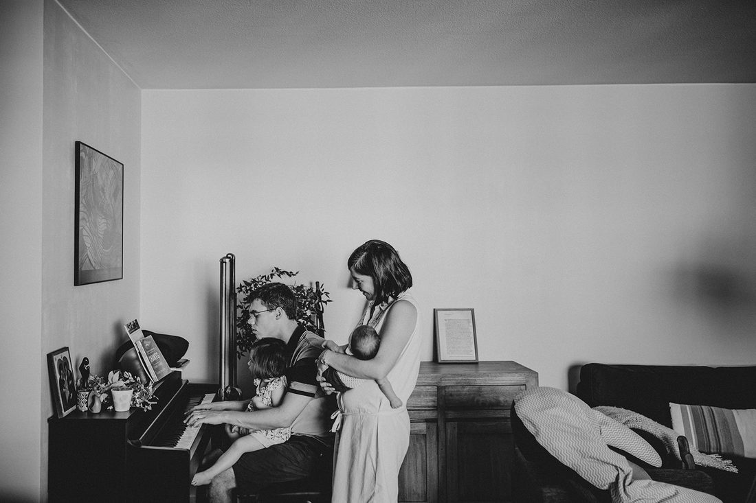 Famille réunie autour du piano, parents et enfants — séance famille ANtO photographe