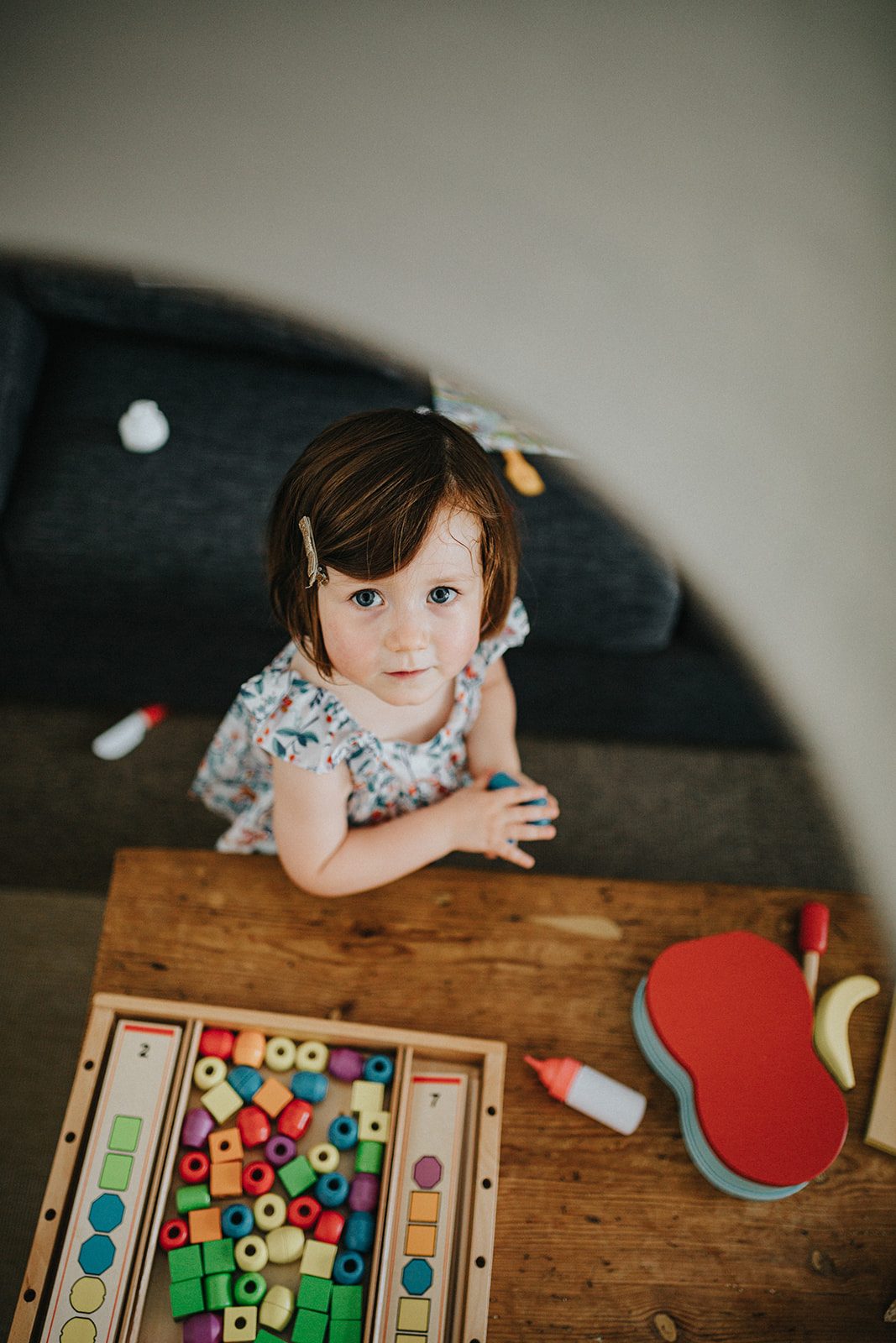 Petite fille en train de jouer à table, vue plongeante — séance famille ANtO photographe