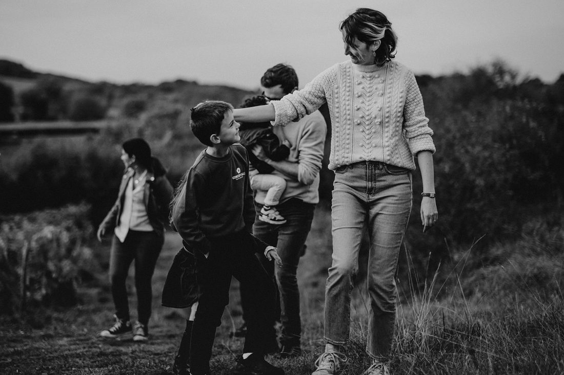 Mère et fils complices en promenade, trois générations réunies — séance famille ANtO photographe