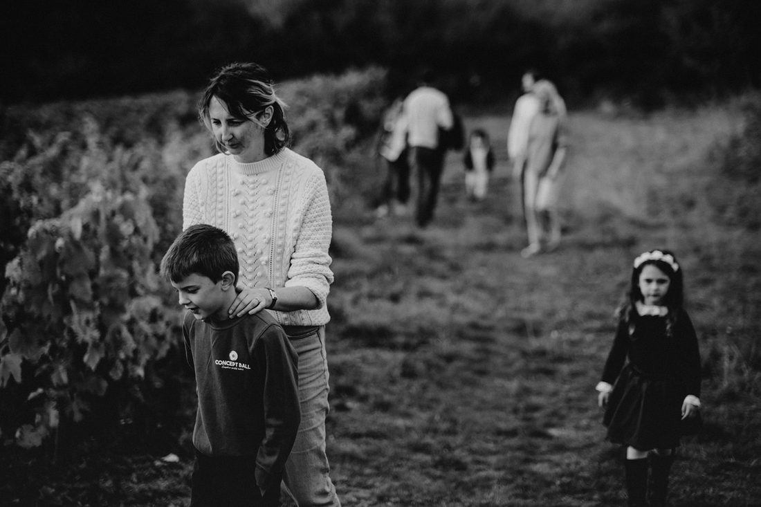Mère et fils en promenade dans les vignes en Auvergne — séance famille ANtO photographe