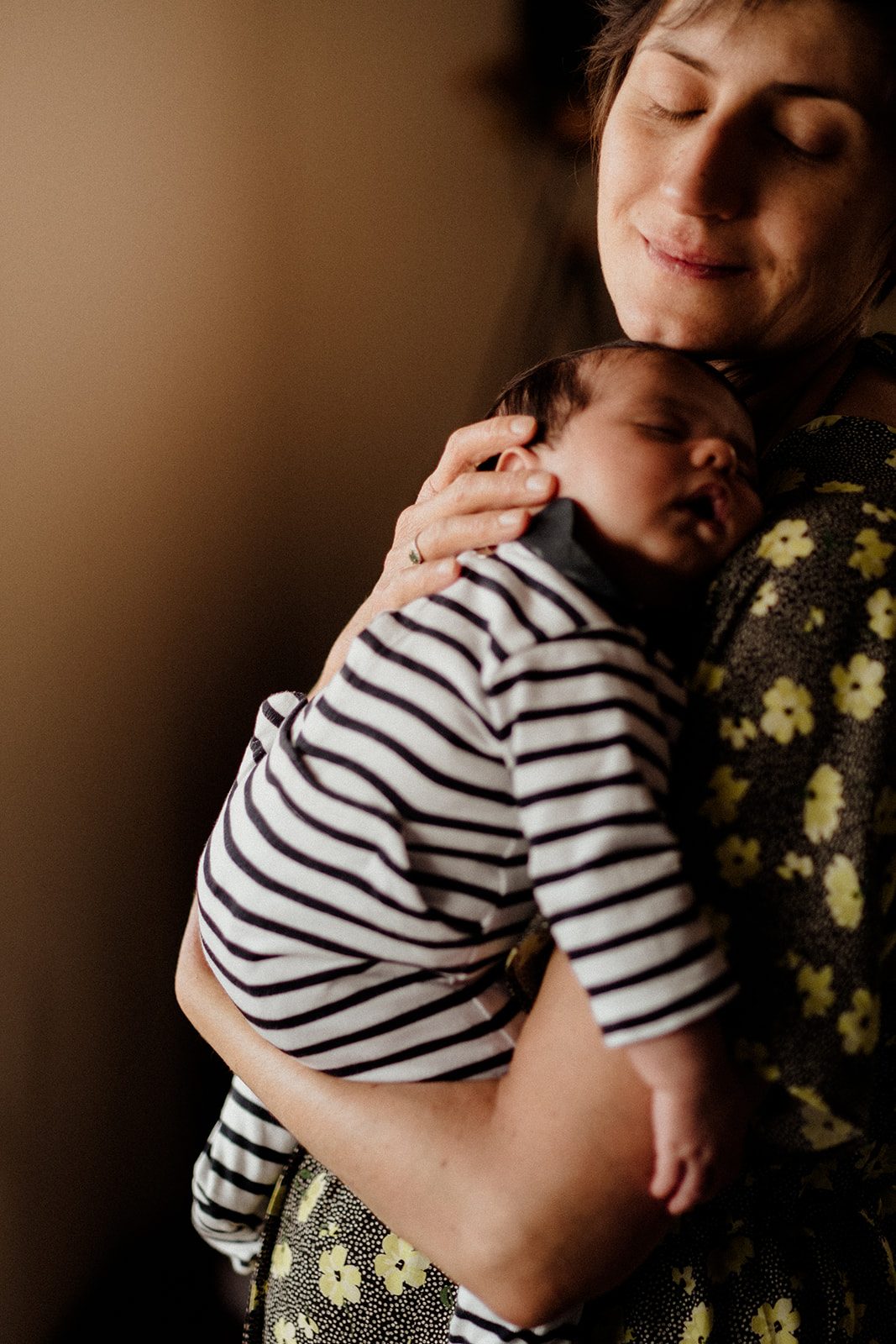 Mère et nouveau-né joue contre joue, tendresse — séance naissance ANtO photographe