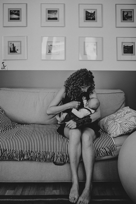 Parents et bébé dans leur salon, moment de vie quotidienne — séance famille ANtO photographe