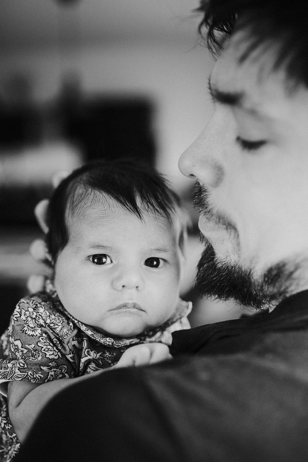 Père et bébé se regardent, portrait tendre en noir et blanc — séance famille ANtO photographe