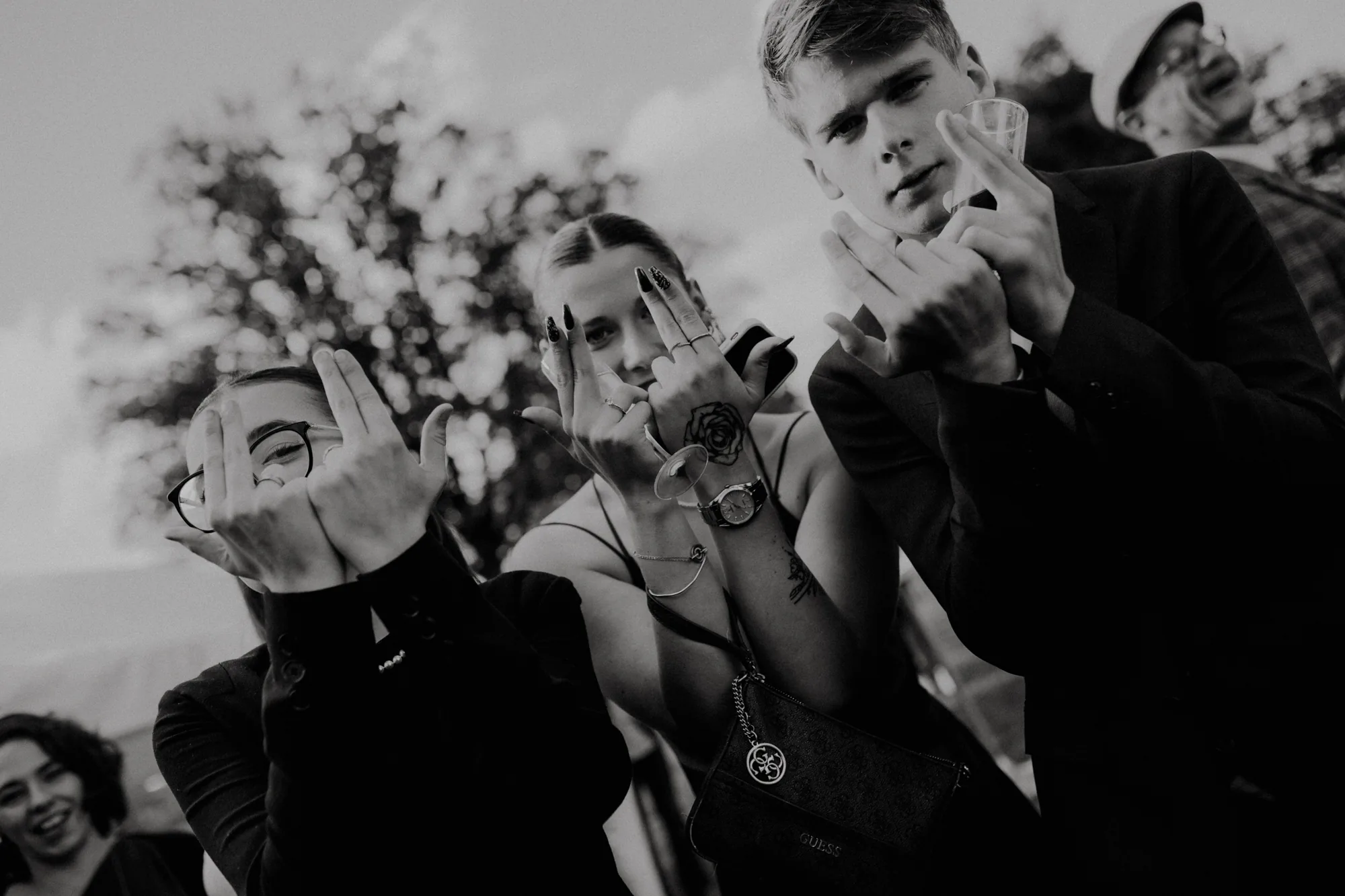 Trois amis complices, rires et clins d'œil pendant la fête — mariage Thiers Clermont-Ferrand, ANtO photographe