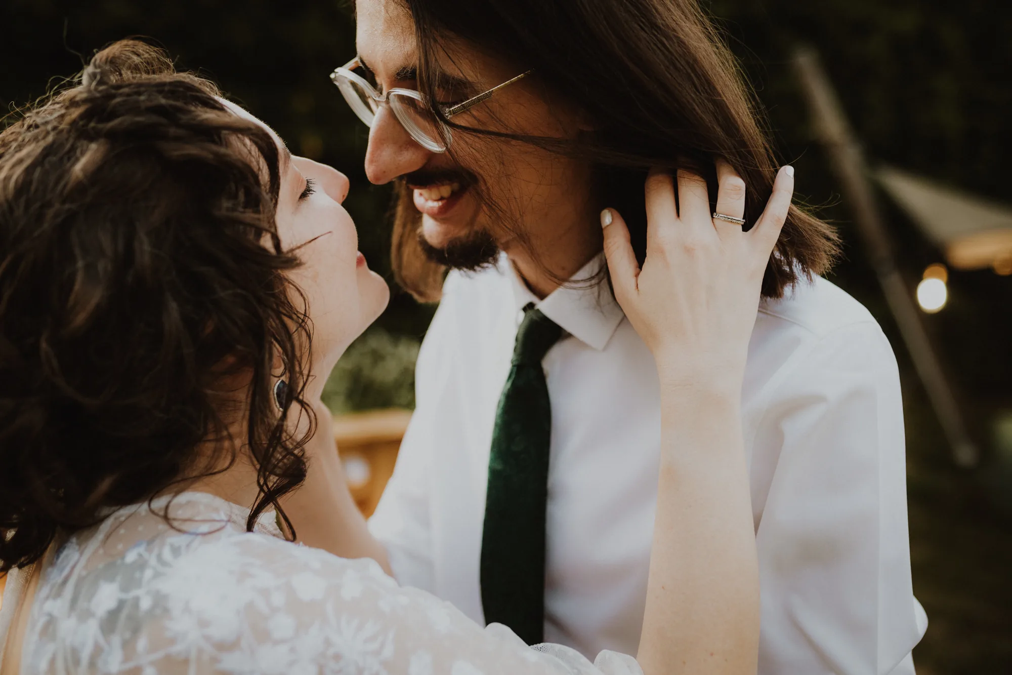 Baiser des mariés entourés du cortège en mouvement, noir et blanc — mariage Thiers Clermont-Ferrand, ANtO photographe