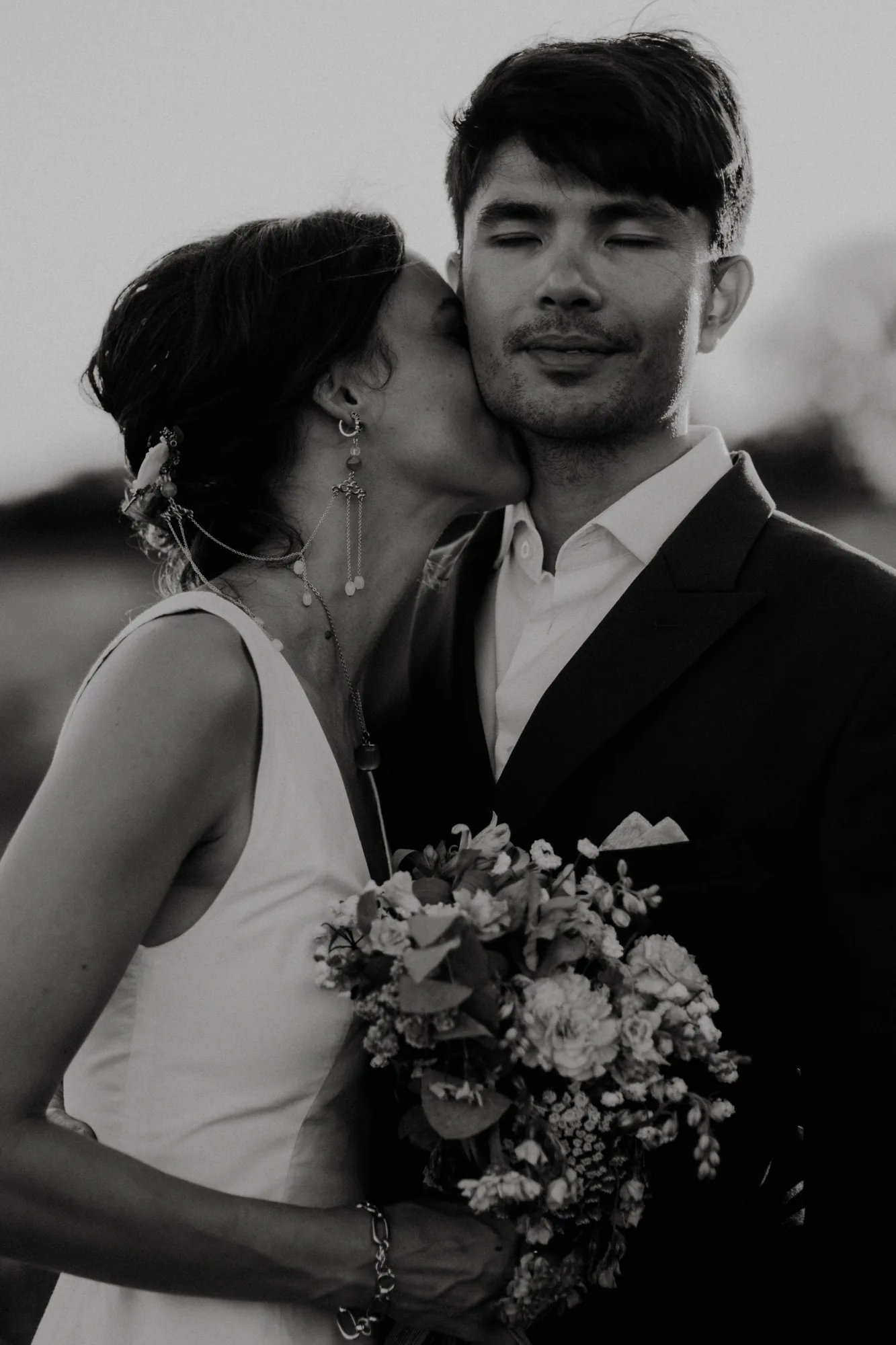Baiser des mariés en gros plan, bijoux dorés, lumière chaude — mariage Thiers Clermont-Ferrand, ANtO photographe