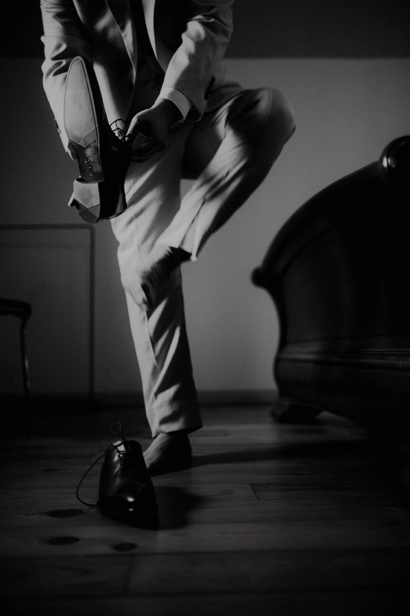 Le marié enfilant ses chaussures avant la cérémonie, détail N&B — mariage Thiers Clermont-Ferrand, ANtO photographe