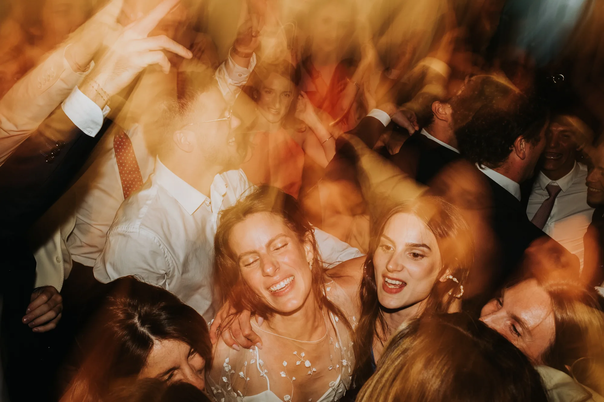 Dancefloor en mouvement, flou artistique, énergie de la fête — mariage Thiers Clermont-Ferrand, ANtO photographe