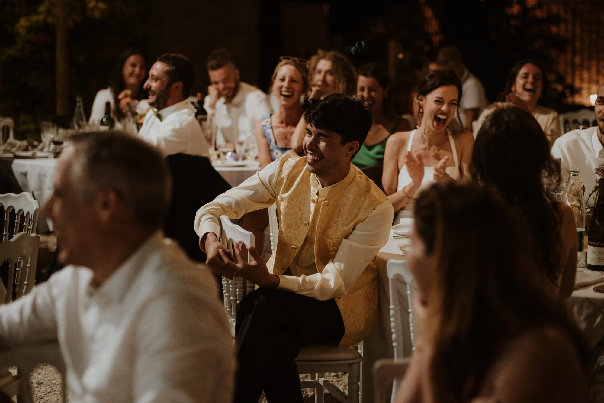 Invités éclatant de rire pendant le dîner de mariage — mariage Thiers Clermont-Ferrand, ANtO photographe