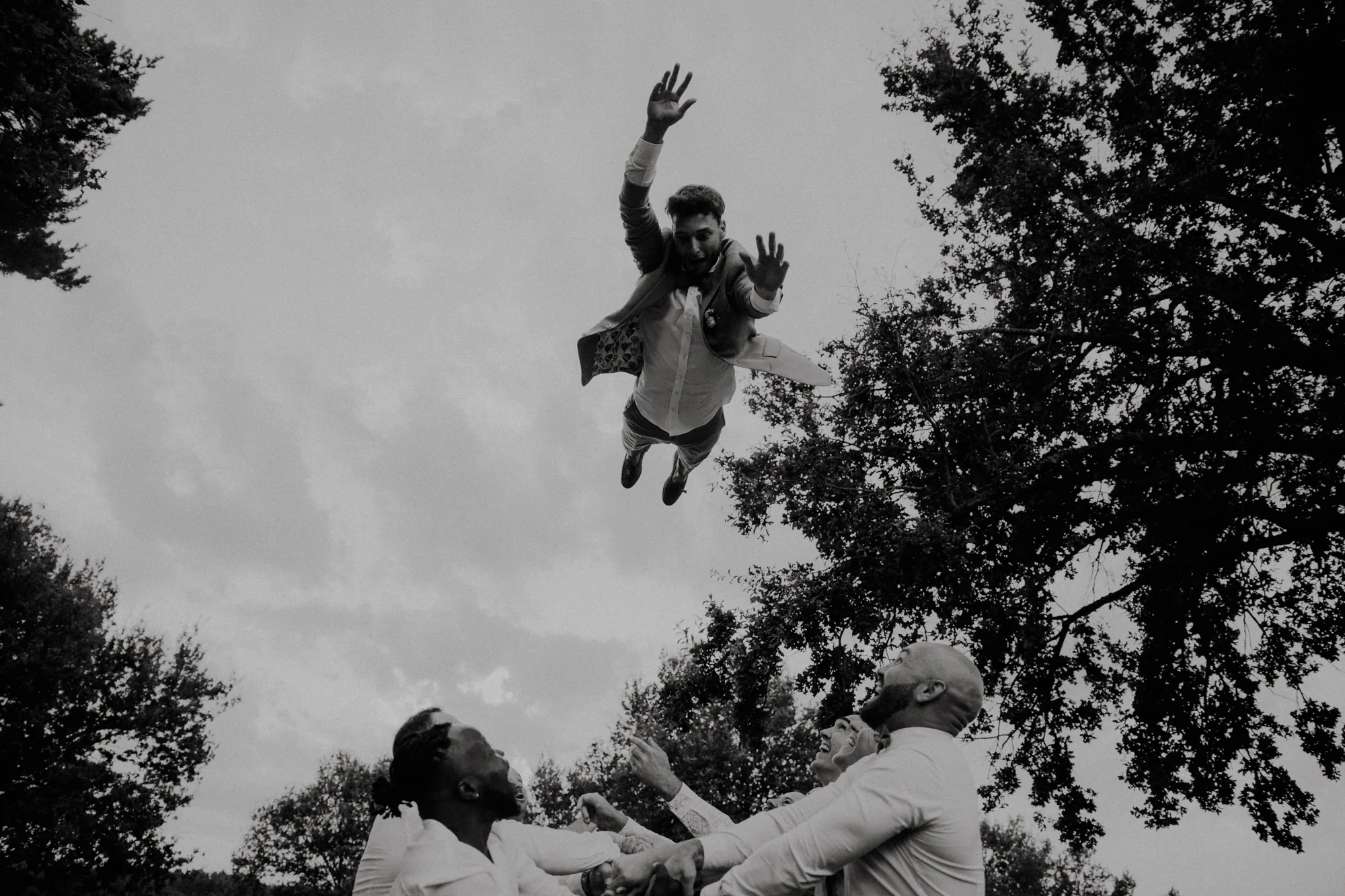 Un enfant lancé en l'air et rattrapé par ses proches, éclats de rire — mariage Thiers Clermont-Ferrand, ANtO photographe