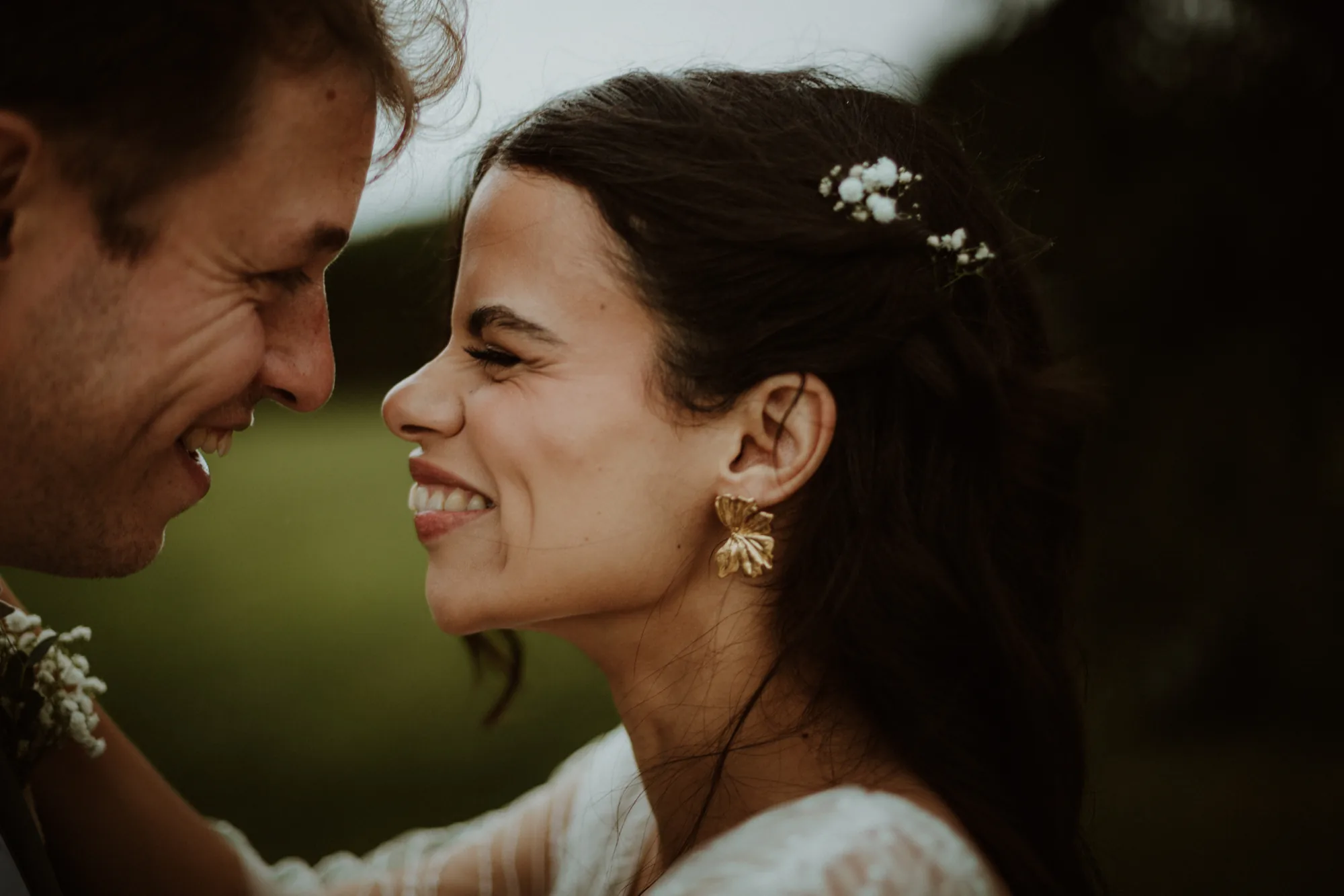 Mariés front contre front, sourires complices en lumière dorée — mariage Thiers Clermont-Ferrand, ANtO photographe