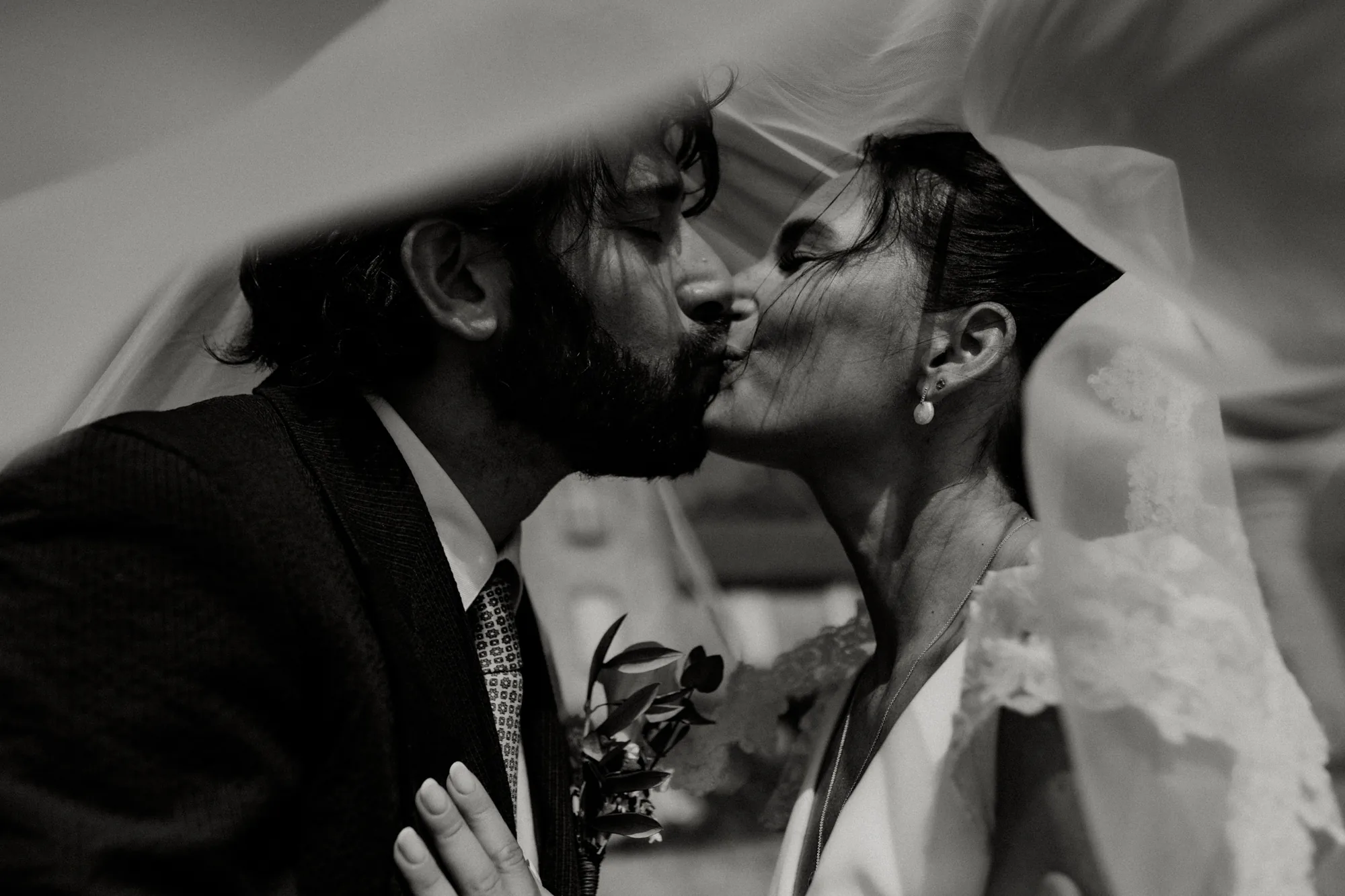 Mariés s'embrassant sous le voile, front contre front — mariage Thiers Clermont-Ferrand, ANtO photographe