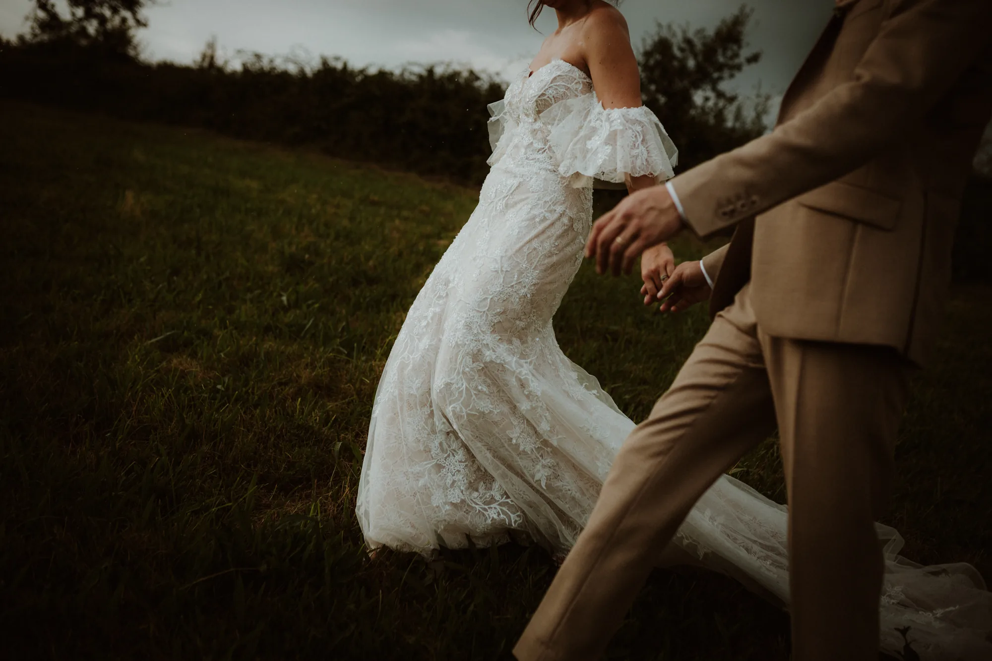 La mariée en mouvement, robe en dentelle virevoltante, main dans la main avec le marié — mariage Thiers Clermont-Ferrand, ANtO photographe