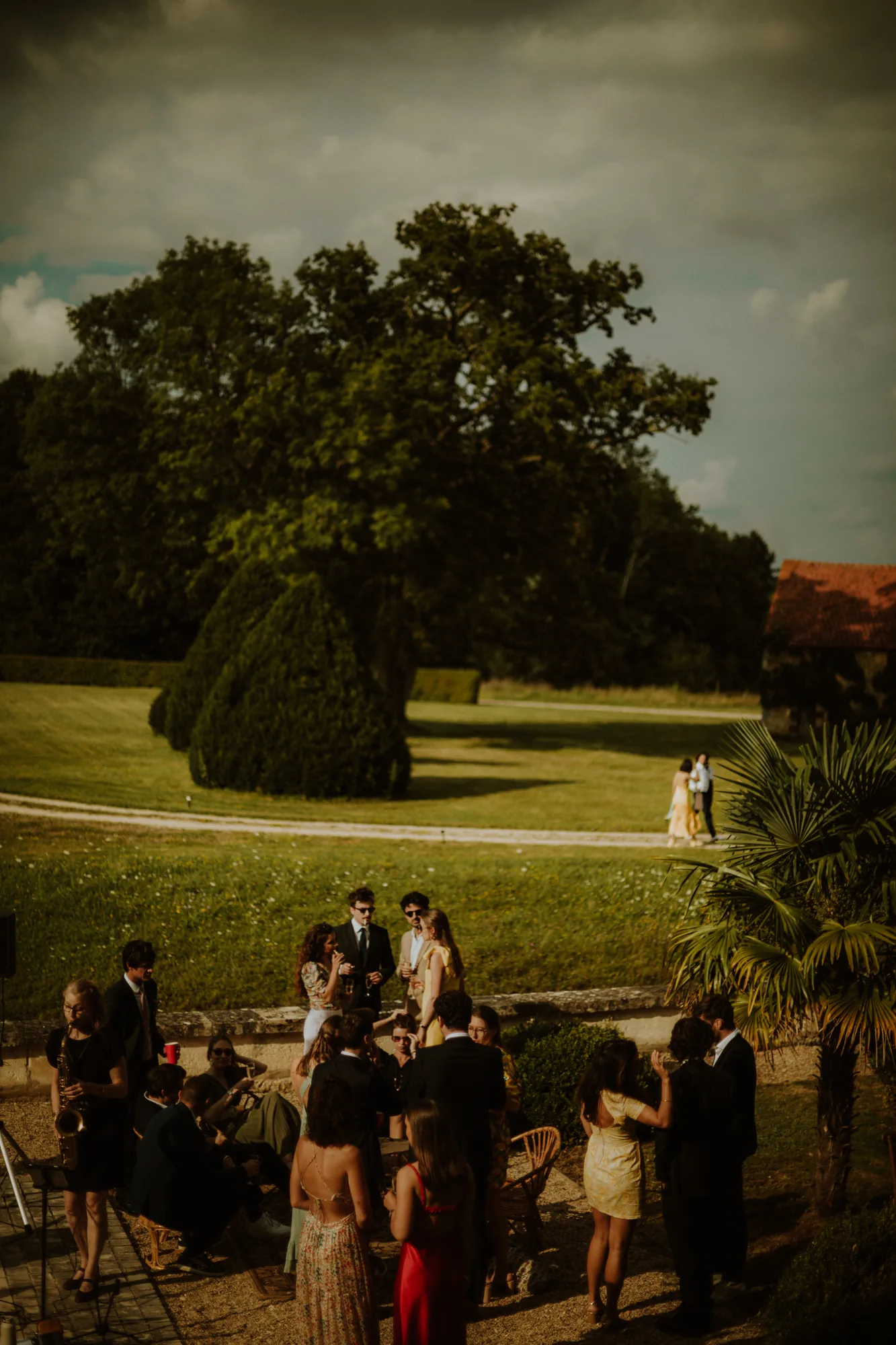 Vue sur le jardin et les invités depuis la terrasse — mariage Thiers Clermont-Ferrand, ANtO photographe