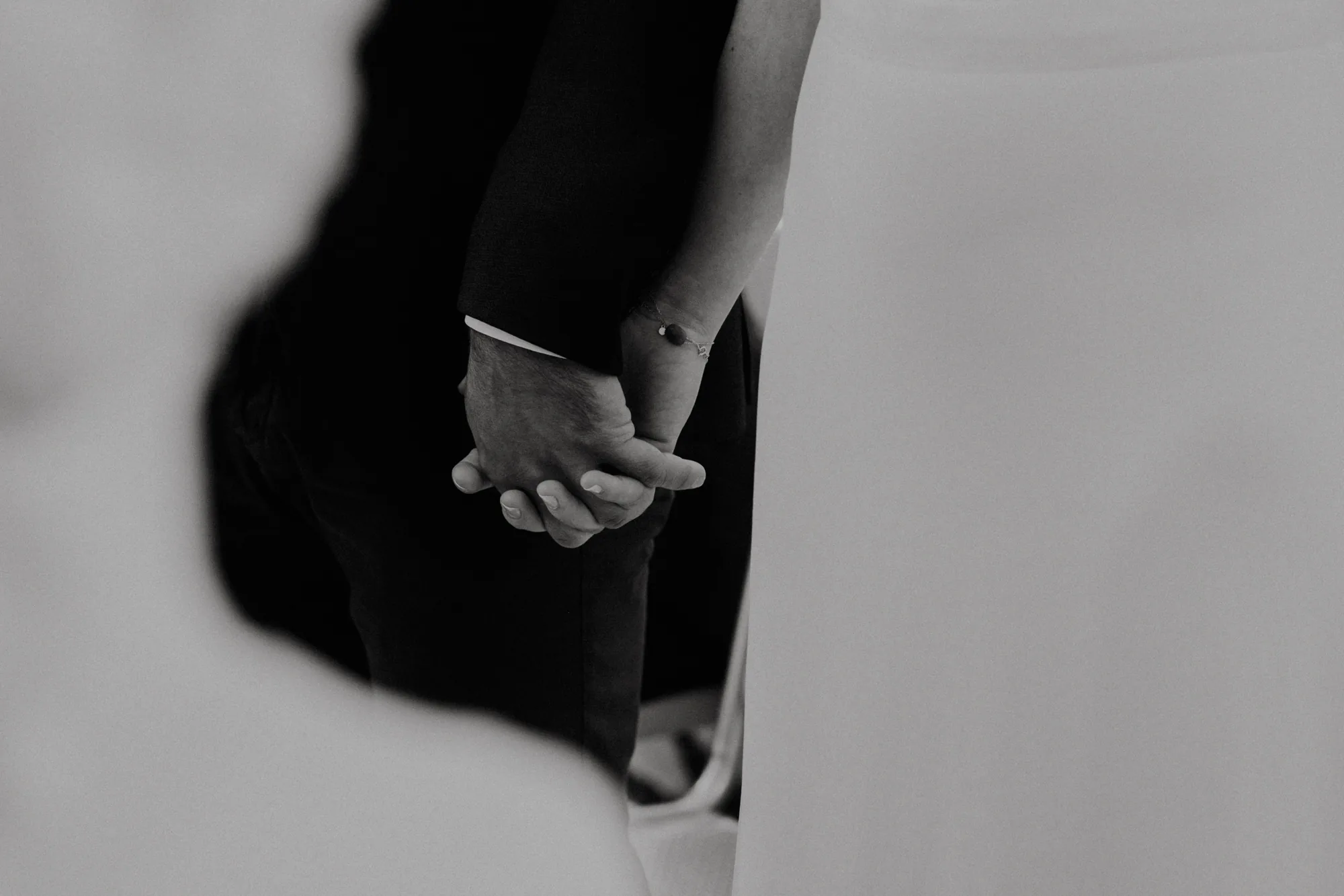 Mains des invités levées en signe de fête, noir et blanc — mariage Thiers Clermont-Ferrand, ANtO photographe
