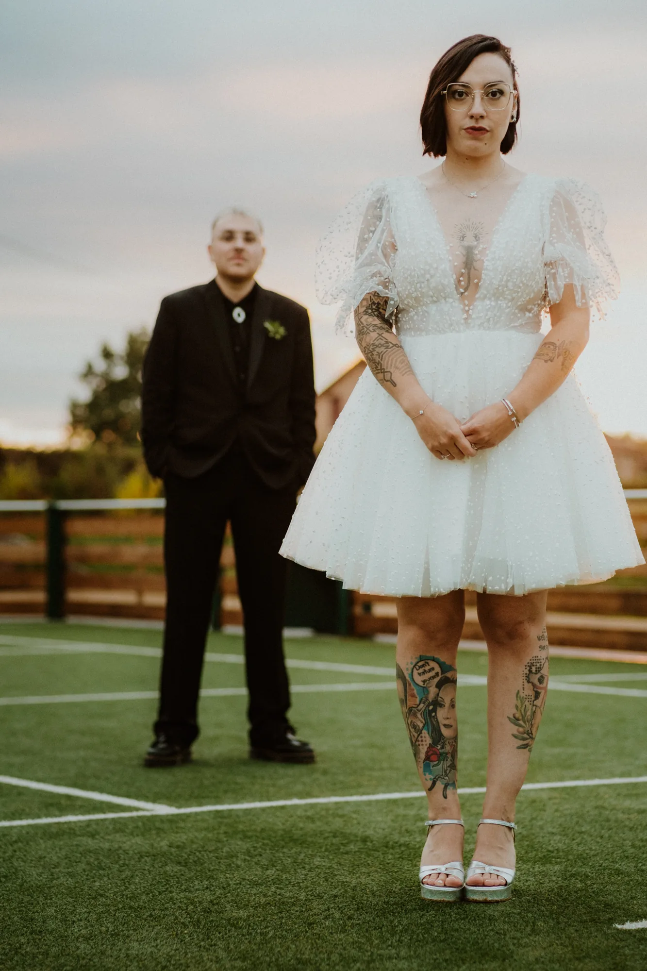 Portrait de la mariée aux tatouages visibles, marié en arrière-plan — mariage Thiers Clermont-Ferrand, ANtO photographe