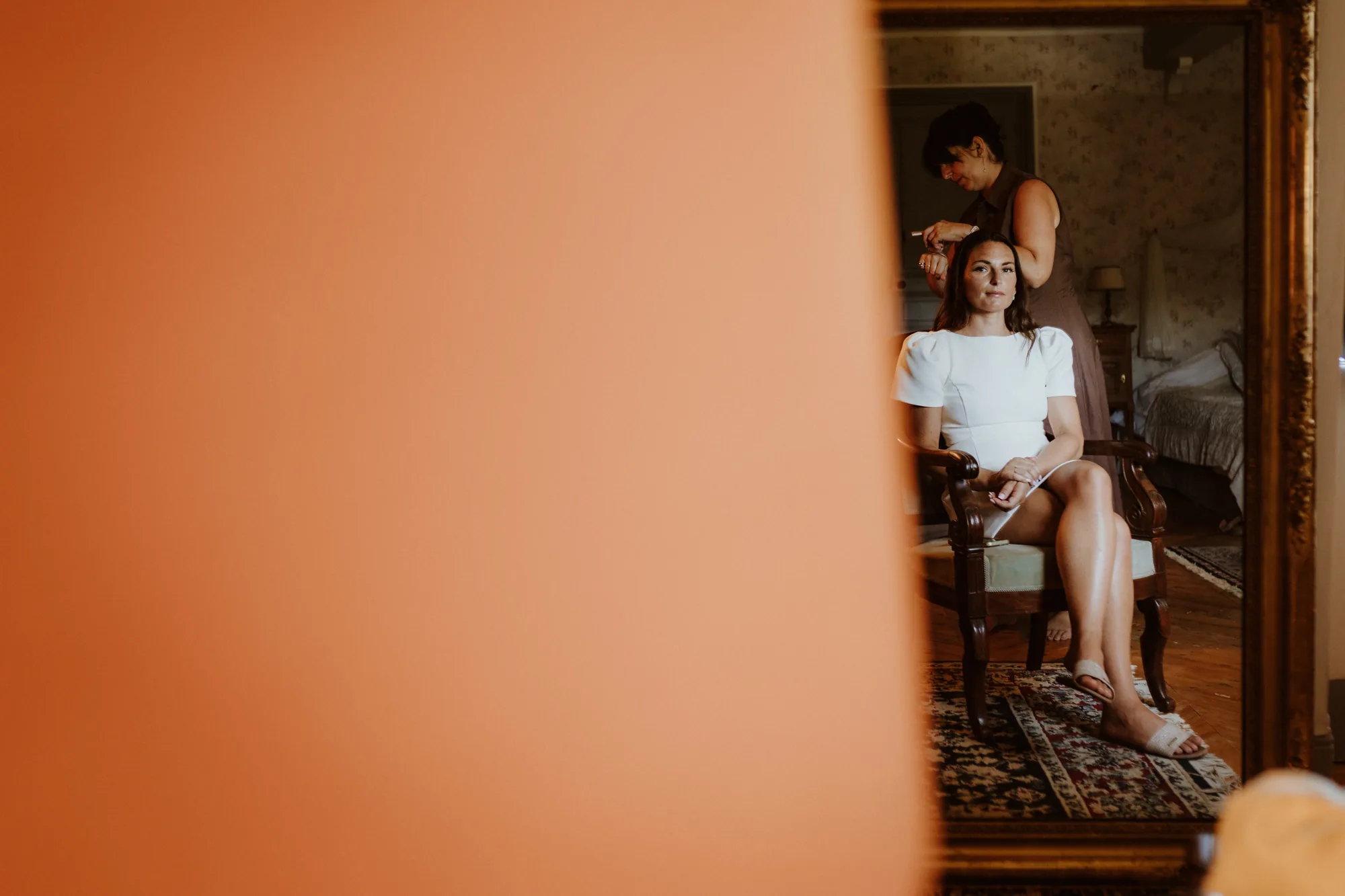 La mariée se prépare, reflet dans le miroir — mariage Thiers Clermont-Ferrand, ANtO photographe