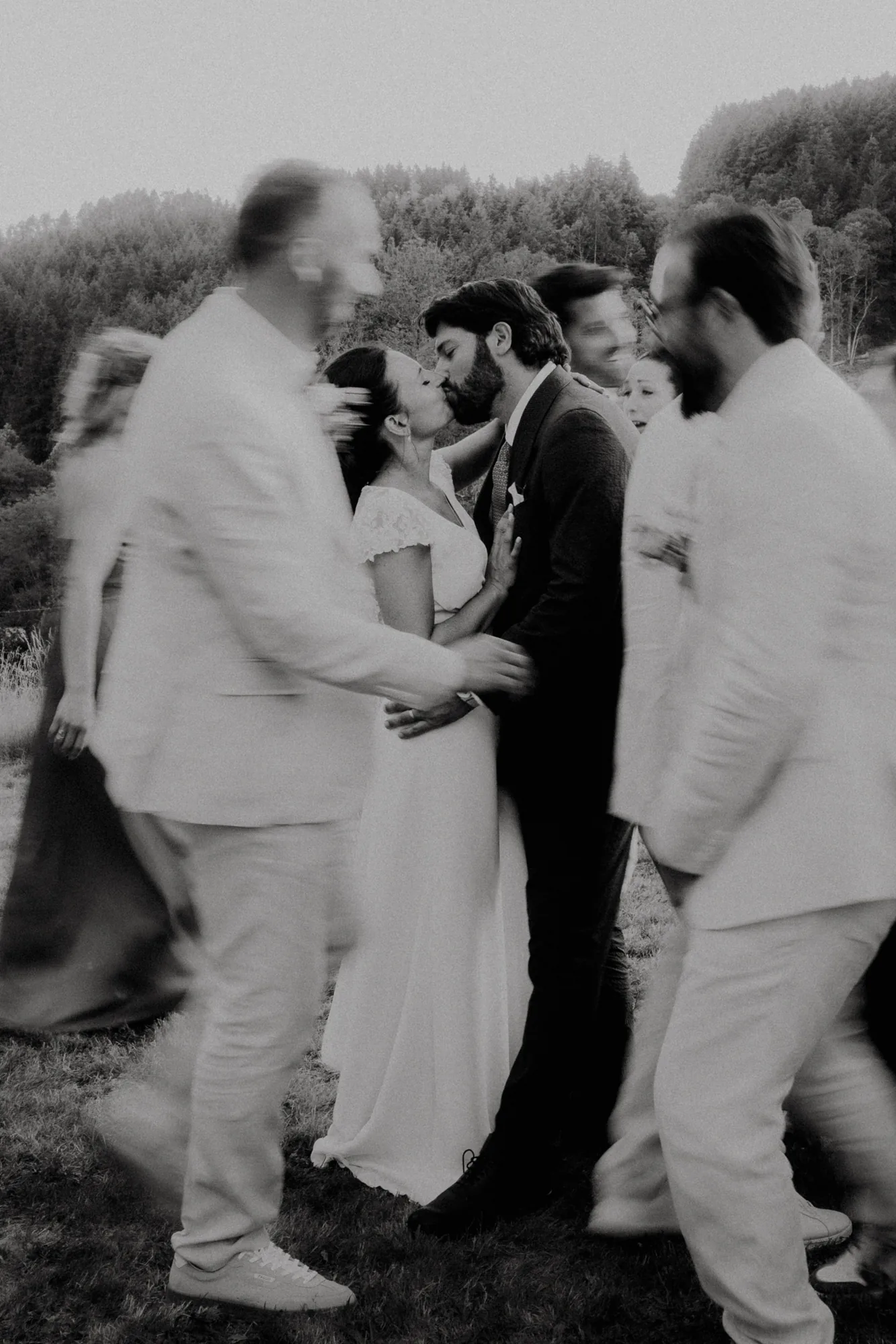 La mariée observée dans le miroir pendant les préparatifs — mariage Thiers Clermont-Ferrand, ANtO photographe