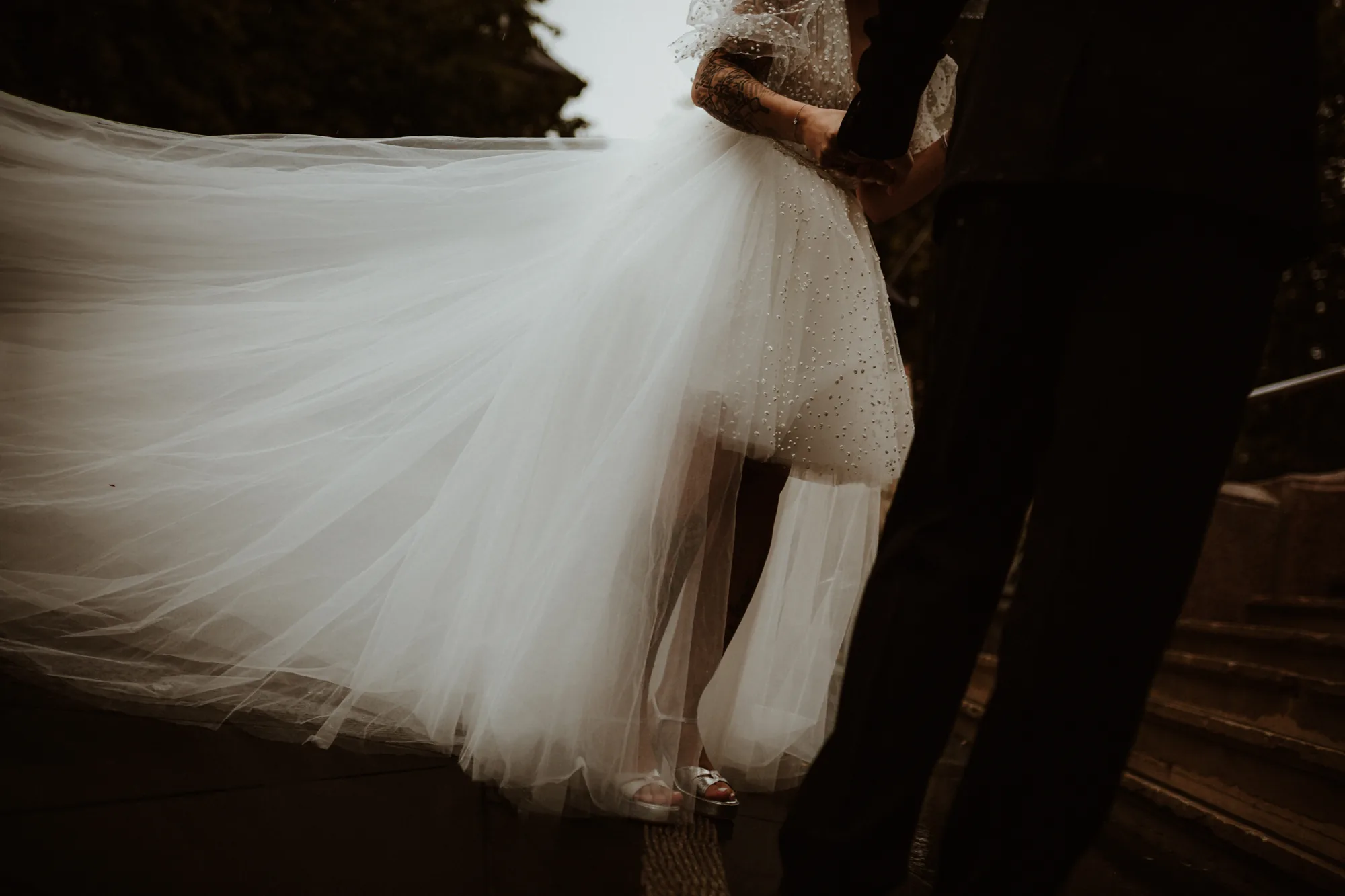 Robe de la mariée en mouvement sur les marches — mariage Thiers Clermont-Ferrand, ANtO photographe