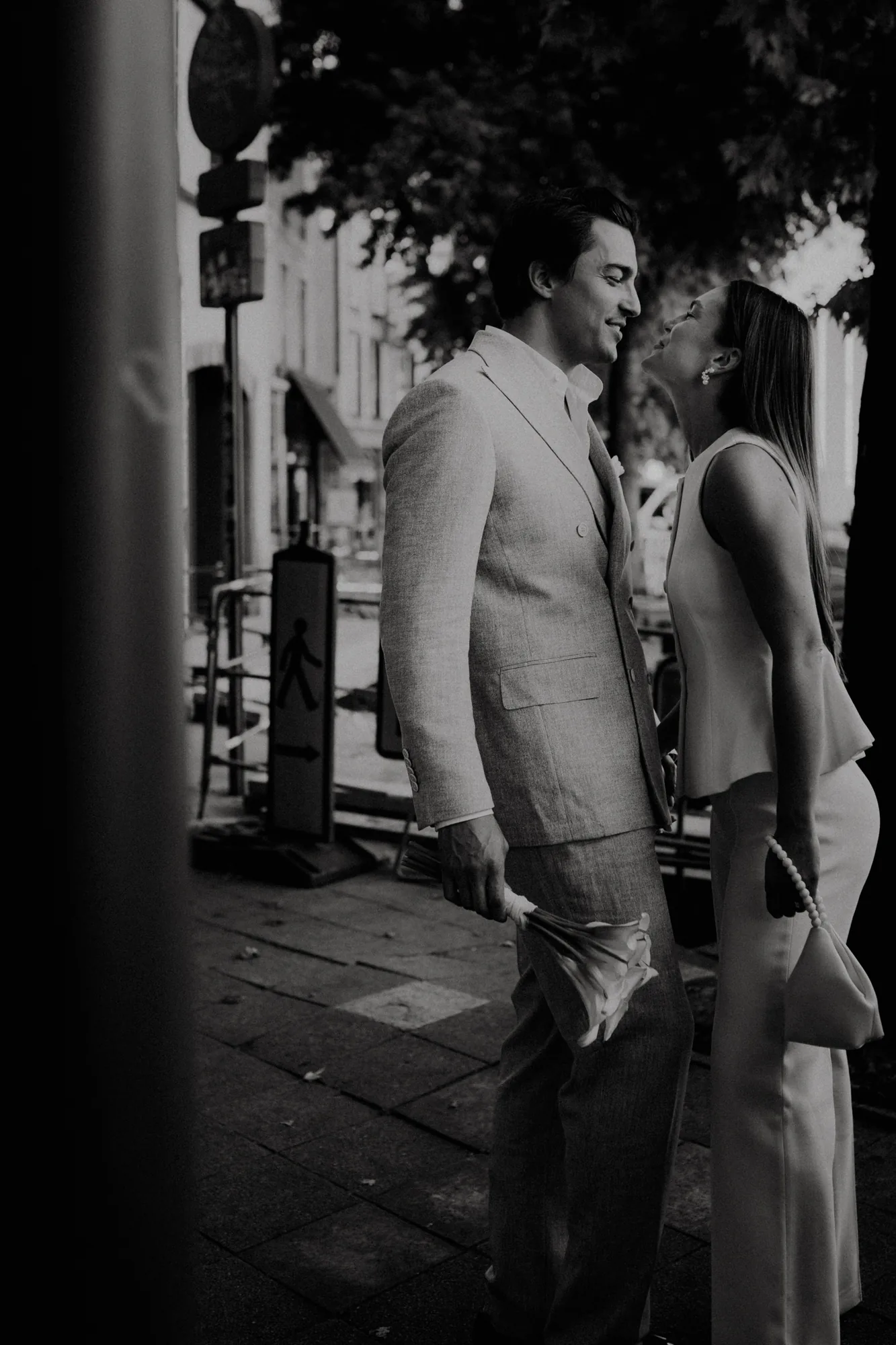Mariés se souriant dans la rue, noir et blanc — mariage Thiers Clermont-Ferrand, ANtO photographe