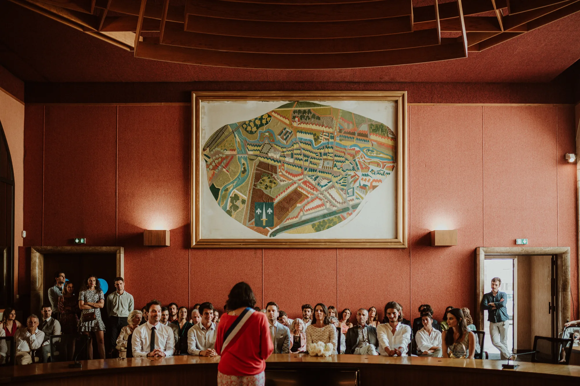 Salle de mairie aux murs rouges, cérémonie devant les invités — mariage Thiers Clermont-Ferrand, ANtO photographe